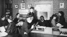 The women of the Harvard Observatory take measurements and calculations of stars printed on glass slides. Photo: Harvard Observatory / Wikimedia Commons