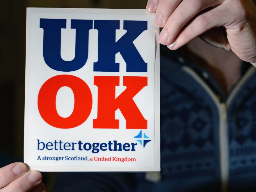 Polls show that most Scots favor the Better Together campaign's unity position.