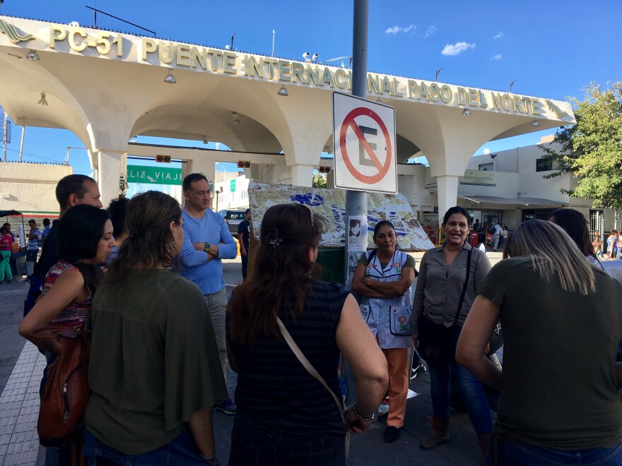 Actress Lupita de la Mora of the Juárez theatre company Telón de Arena meets with her audience near the international bridge in downtown Juárez.