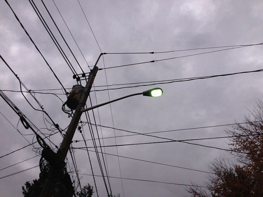 A picture of a mercury vapor street lamp.