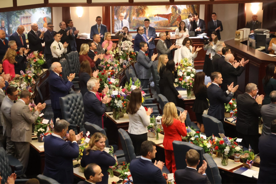 Legisladores aplaudiendo durante el discurso sobre el Estado del Estado del gobernador Ron DeSantis el martes 13 de enero de 2026.