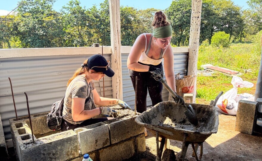Estudiantes de ISU construyen una estufa hecha de cemento y bloques de ceniza.