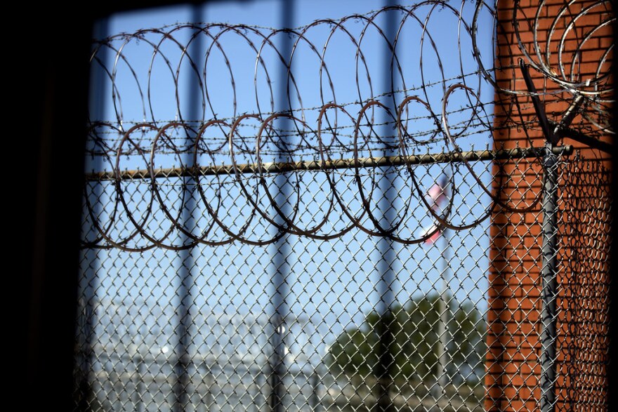 prison_wire.jpg