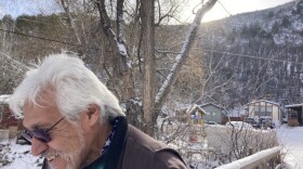 Félix Jiménez rememora las alegrías de vivir en el sereno parque de casas móviles Three Mile en Glenwood Springs, CO, el 21 de diciembre de 2022. Jiménez espera que él y sus compañeros residentes puedan comprar el parque con la ayuda de la organización sin ánimo de lucro Manaus.