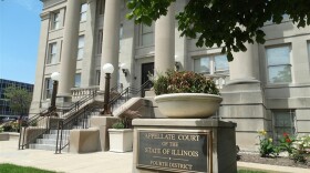 En la foto, el edificio de la Corte de Apelaciones de Illinois del Cuarto Distrito en Springfield.