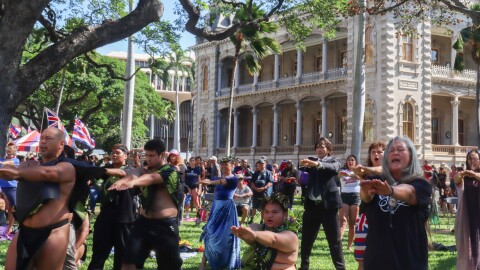 Thousands gathered at ‘Iolani Palace for the ‘Onipa‘a Peace March.