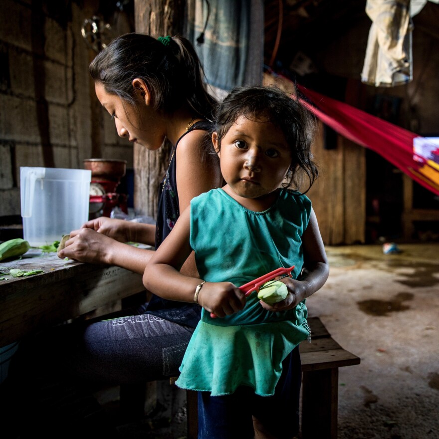 If you give young children a chance to help around the house, psychologists say, you might be surprised by what they can learn. At home in a small village near Valladolid, Mexico, Alondra, 3, peels a mango. Her sister Susy is by her side.