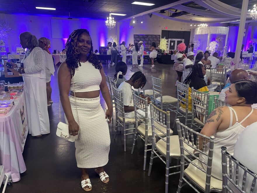 Γυναίκα με λευκά δύο κομμάτια στολή ποζάρει για την κάμερα