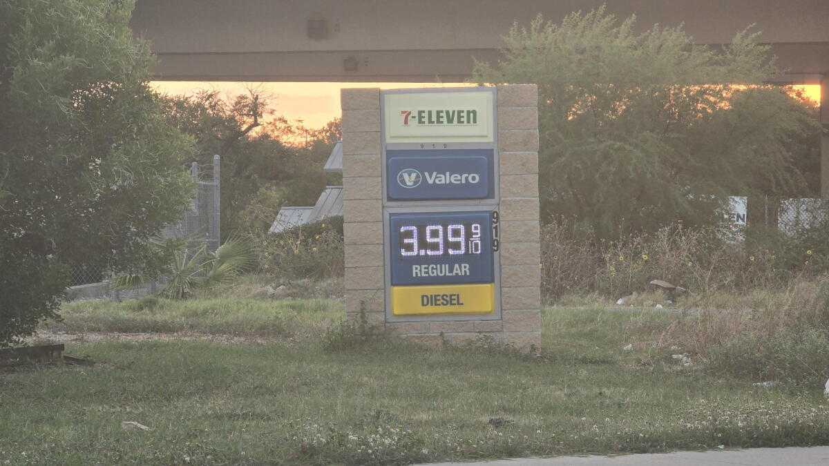 Los precios de la gasolina suben a 3.99 dólares por galón en los alrededores de San Antonio, pero la AAA dice que es probable que haya alivio.