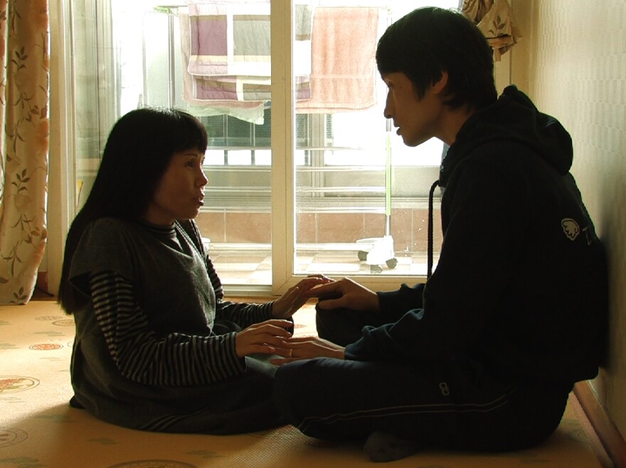 Soon-ho, who suffers from a spinal disability, helps Young-chan navigate his daily life, but prods him toward increasing independence. In one tense scene, she waits anxiously after sending him out for a day on his own.
