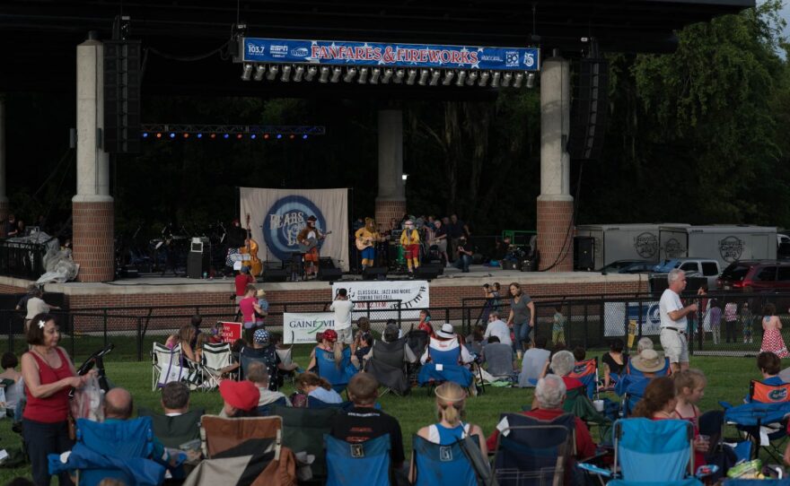 The crowd steadily grew during the course of the evening and the three performances. (Photo by Steve Johnson/WUFT News)