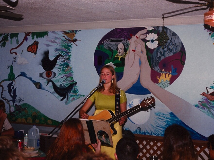 Jewel performing her weekly show at the Inner Change coffee shop in San Diego in 1993.