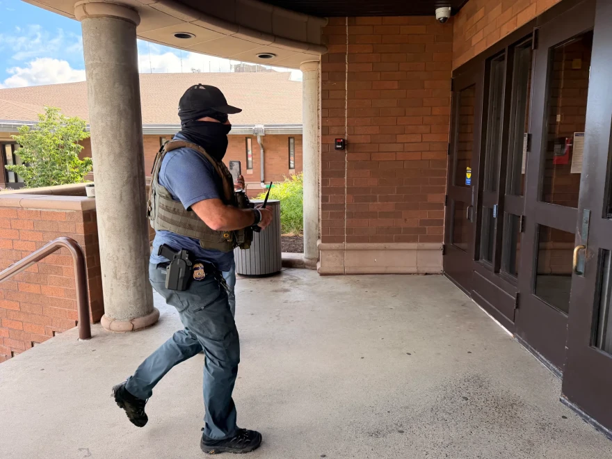 A masked ICE agent enters the Meriden courthouse on Wednesday, Sept. 23, 2026.