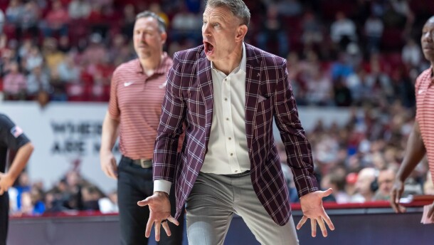 Alabama head coach Nate Oats works with his team during the first half of an NCAA college basketball game against Kentucky Saturday, Jan. 3, 2026, in Tuscaloosa, Ala. (AP Photo/Vasha Hunt)