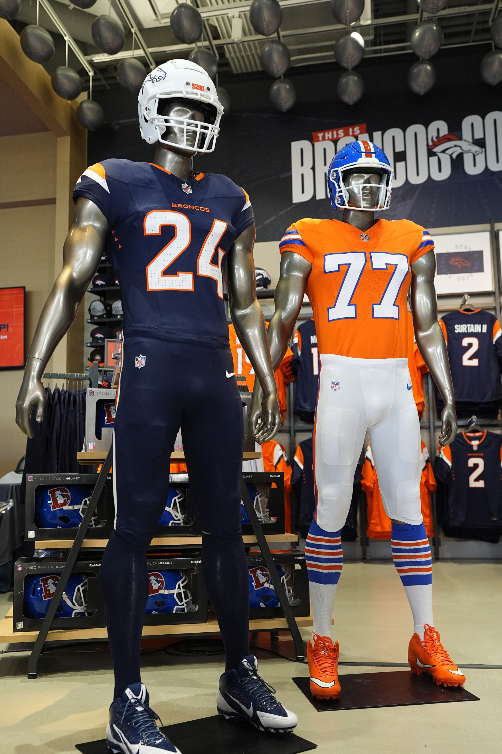 Set Guanti E Cappello Invernale Denver Broncos NFL – Maglia Reversibile Ragazzi Taglia Unica - Foto 3