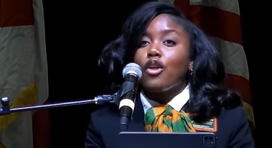 Ο Lund Mondelus, πρόεδρος της SGA της FAMU, μιλά στο Homecoming στο Lawson Center την Παρασκευή, 27 Οκτωβρίου 2023.