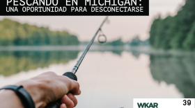 En la imagen se puede observar el brazo de una persona de piel blanca agarrando una cana de pescar. La cana esta apuntada hacia un rio rodeado de arboles.  En el lado superior derecho de la imagen se encuentra escrito las siguientes palabras en blanco sobre un rectangulo de color negro: 'Pescando en Michigan: Una Oportunidad Para Desconectarse'. En la parte inferior derecha se puede observar un cuadrado pequeño  blanco en el cual está escrito 'WKAR' con el logo de  ¿Qué onda Michigan?. En el lado izquiero superior del cuadrado pequeño está escrito el número 39 significando que este es el episodio 39 del podcast. 