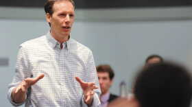 Jim McKelvey speaking with MBA students during an entrepreneurship summit in 2013. 