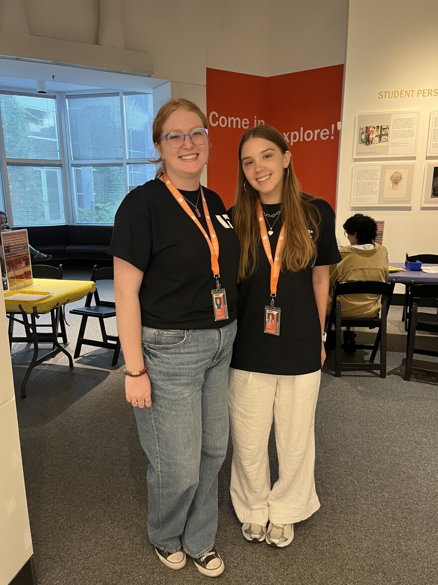 Allison Conners y Kaylin Wilbur son estudiantes de la Universidad de Florida en el programa del museo MUSES, donde trabajan en la creación de actividades para las noches de los museos. Aquí están supervisando la actividad artística de Mola. Foto por: Marina Meretz.
