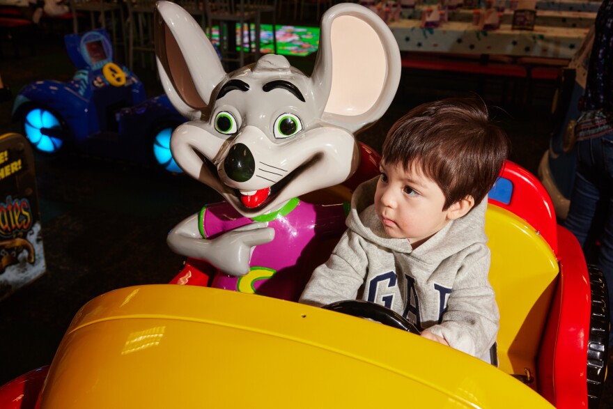 Kids are losing the Chuck E. Cheese animatronics. They were for the  parents, anyway – WABE