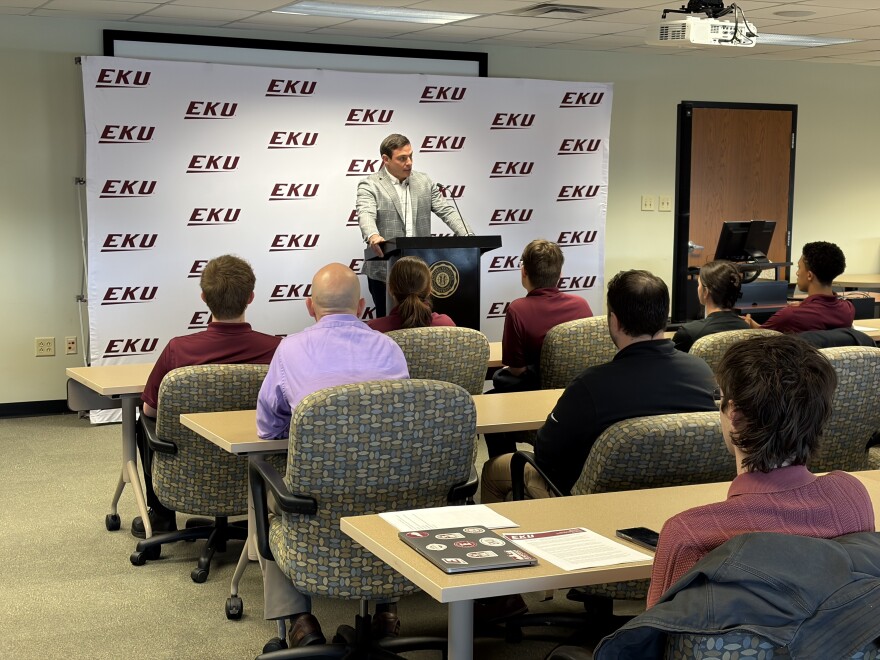 Veteran and emergency room physician Andrew Napier speaks to EKU students training to be paramedics.