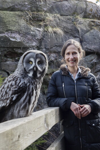 Jennifer Ackerman next to an owl.