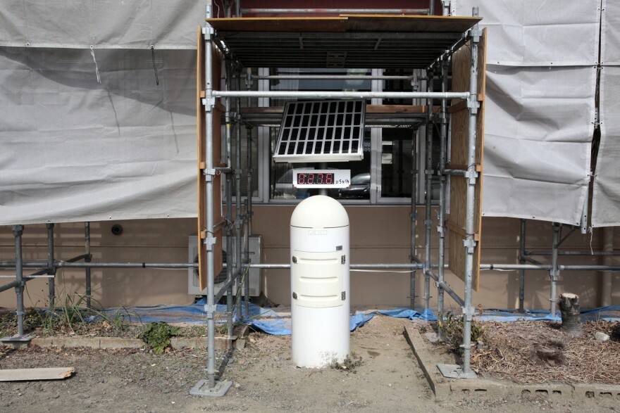 A radiation monitoring post next to one of the temporary homes. It indicates 0.276 micro sv/h, which is three to four times higher than the normal level.