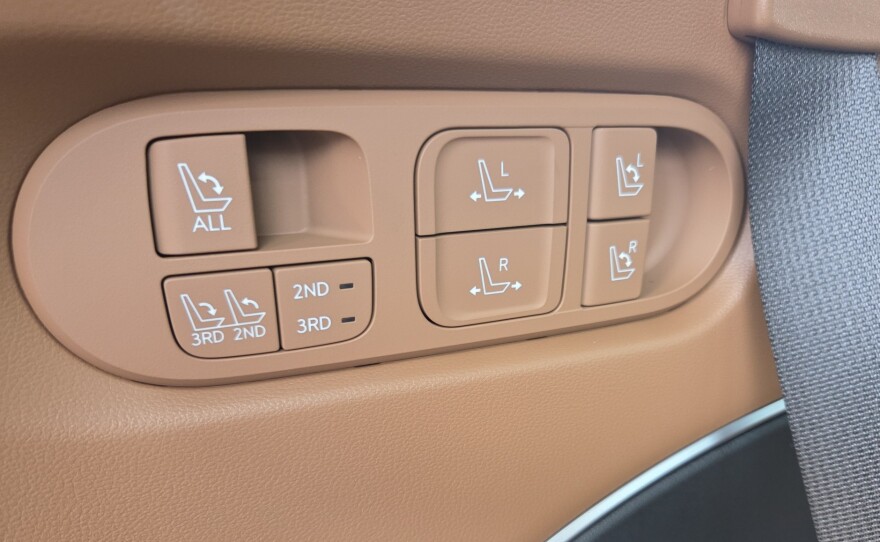 2026 Hyundai Palisade Hybrid Calligraphy AWD row 3 buttons