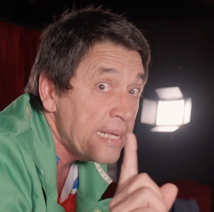 Cuban actor Jorge Treto in the children's production "A la Luz de las Linternas" (By Lantern Light) at the Trail Theater in Coral Gables in April 2025.