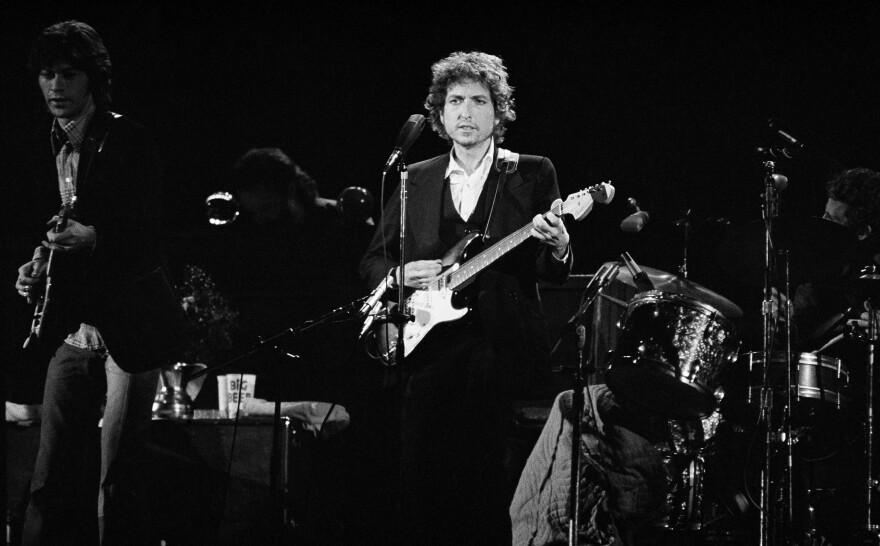 Singer Bob Dylan entertains at the Forum in Los Angeles, Feb 15, 1974.