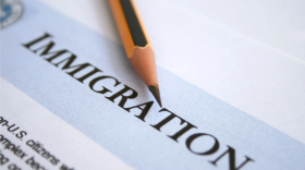 El nuevo programa de "oficinas de movilidad segura" de la administración Biden está diseñado para agilizar el proceso de refugio en EE. UU., para que los migrantes no se rindan ni paguen a traficantes de personas para hacer el viaje al norte, lo que tensiona aún más la frontera entre EE. UU. y México, la cual ha registrado cifras récord de cruces.