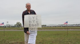 Death penalty supporter Bill Campbell holds a sign outside Union Correctional Institution on Tuesday, Oct. 28 that he updates for every executed inmate.