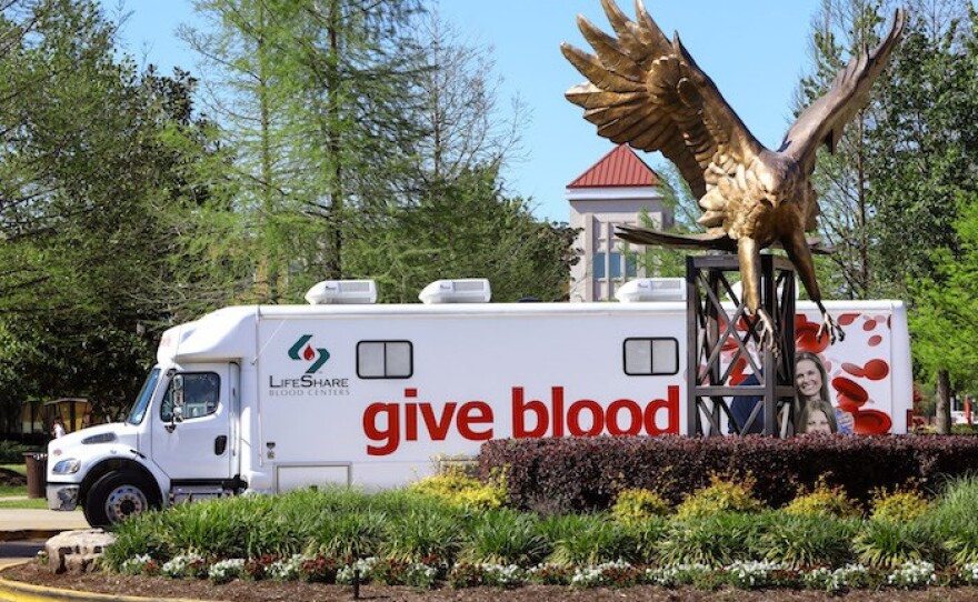 Medical Laboratory Science and LifeShare partner for a blood drive at ULM