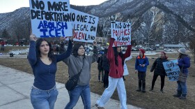Estudiantes de la escuela Glenwood Springs protestan contra las tácticas del Servicio de Inmigración y Control de Aduanas de los Estados Unidos en Minneapolis y en todo el país en el jardín de la escuela el 30 de enero de 2026.
