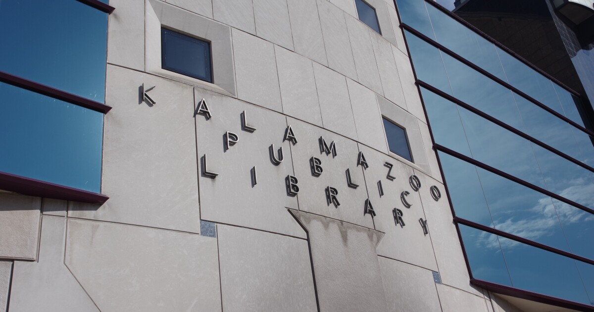 A KPL union asks residents to support its campaign for higher wages at a trustees meeting