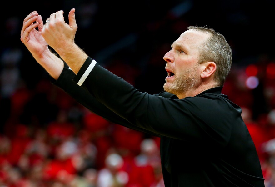 Drake Bulldogs head coach Darian Devries calls out to his team on Sunday, March 5, 2023, during the Missouri Valley Conference’s “Arch Madness” championship against the Bradley Braves at the Enterprise Center.