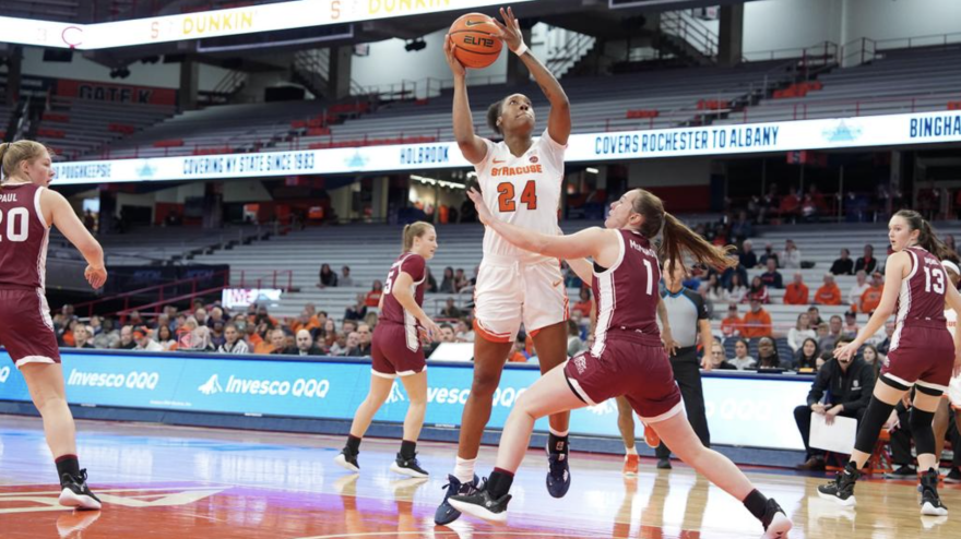 Dariauna Lewis making a layup in the second quarter