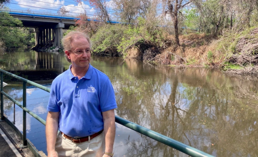 Hombre de pie junto a un río
