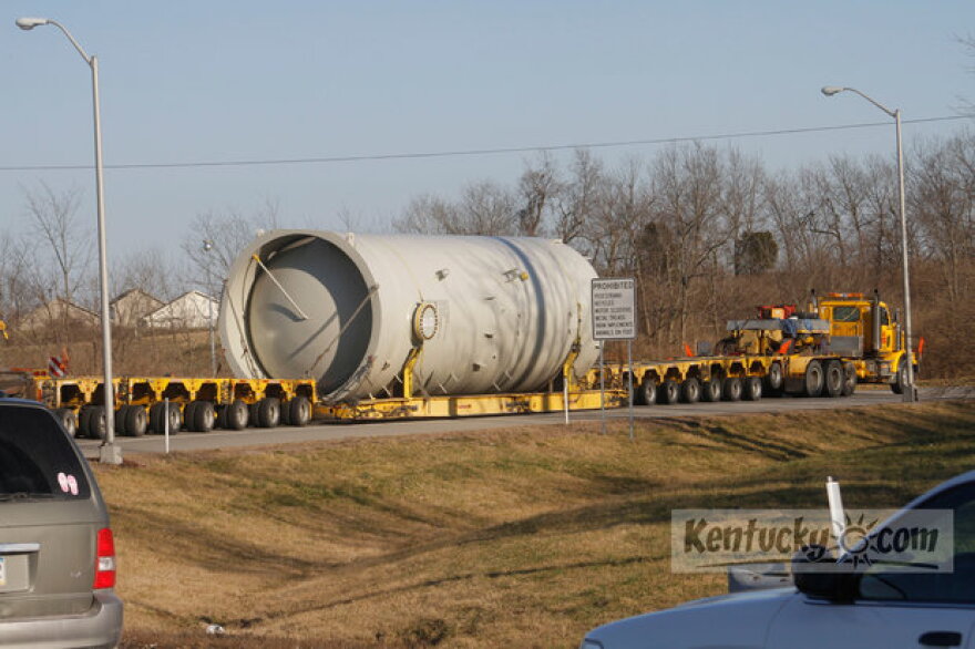 After traveling through Lexington on Man o' War Boulevard from Versailles Road to the Hamburg area, a 200-foot-long tractor-trailer went down the ramp leading to Interstate 75 and Richmond, its ultimate destination.