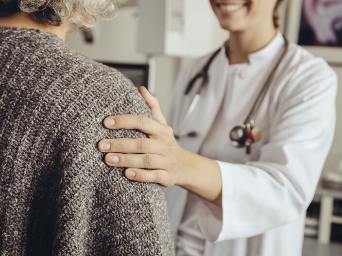 A screening test for signs of Alzheimer's disease takes only a few minutes, but many doctors don't perform one during older people's annual wellness visits.