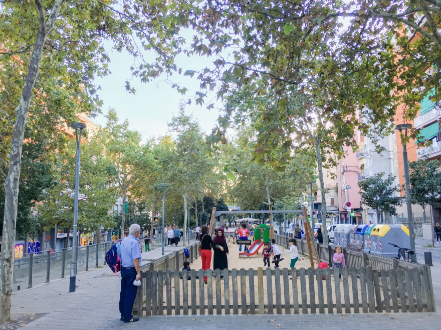 The working-class neighborhood of Nou Barris, in the outskirts of Barcelona, remains calm, while the downtown area is overwhelmed with protests. There are hardly any pro-independence flags or yellow ribbons in support of the jailed separatist leaders.