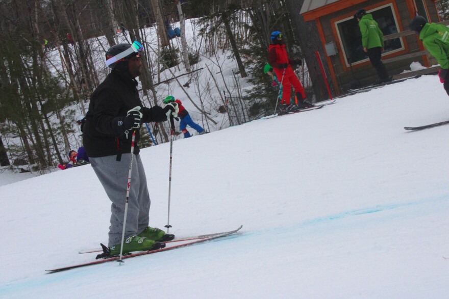 Devon Cunningham participa en una lección de esquí como parte de SoulSlide, un programa creado por Latino Outdoors y Outdoor Afro el Sábado 28 de Febrero del 2026 en el Cranmore Mountain Resort de Conway.