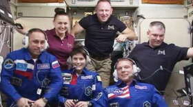 exp42_crew_greet2_blog