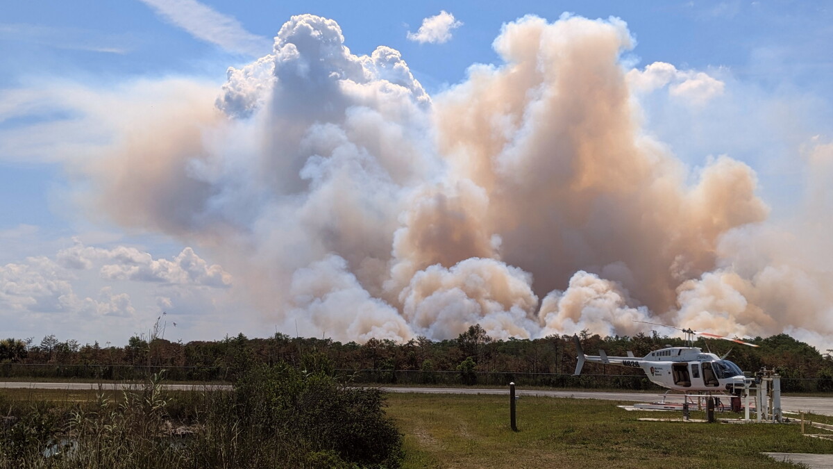 U.S. 41 closed Saturday by smoke from Sandy Fire; firefighters using drones to thwart fire's advance - Vimarsana News