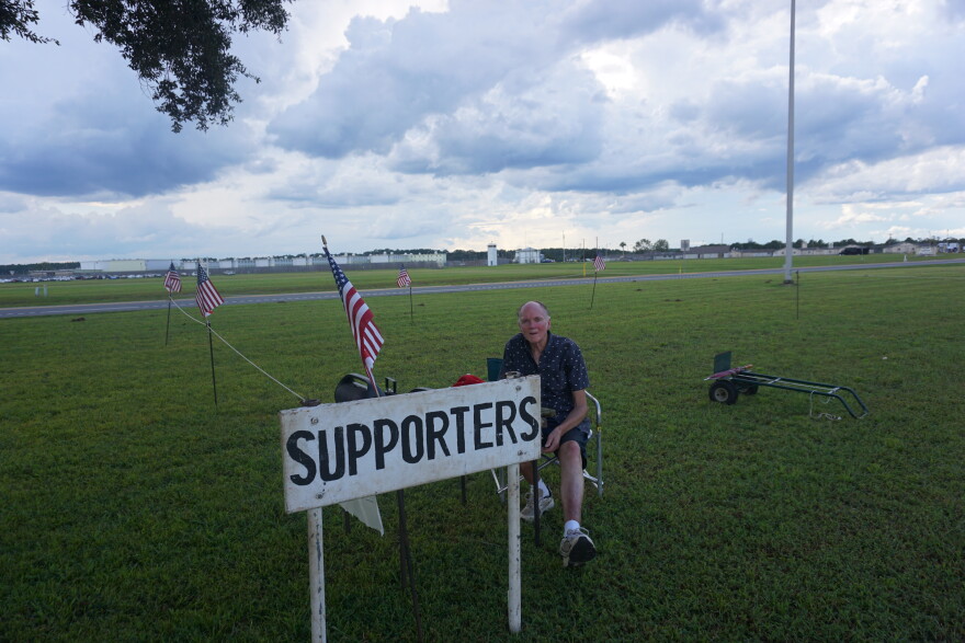 Bill Campbell sits outside the Florida State Prison in Raiford in support of the execution of Daniel Conahan Jr. on Thursday, Sept. 10, 2026. (Alexa Ryan/WUFT News)