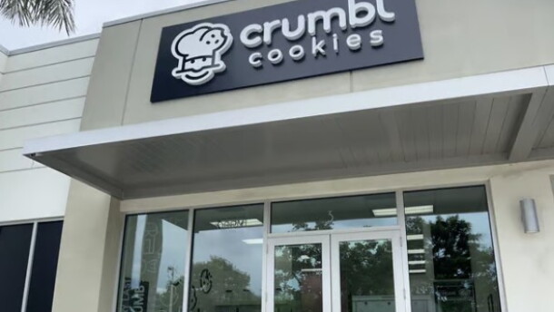 Crumbl cookies store in Naples.