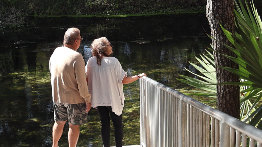 Thomas Stiers y su esposa miran a Poe Springs. El nivel de agua es tan bajo que se puede ver la piedra caliza que sobresale por encima del agua. Foto por: Marina Meretz.