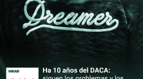 En la imagen se puede observar las palabras "Dreamer" bordadas en una chaqueta de color verde marino -- las palabras estan en color blanco.  En el lado inferior de la imagen esta el logo de Que Onda Michigan sobre un fondo blanco. En la parte derecha las siguientes palabras estan escritas: "Ha 10 años del DACA: siguen los problemas y los beneficios son insuficientes "  y "Episodio 53". 