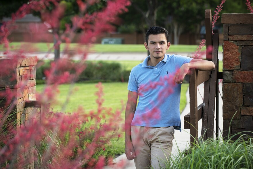 Izcan Ordaz, de 18 años, frente a su casa en Keller, Texas, el 28 de mayo de 2020.