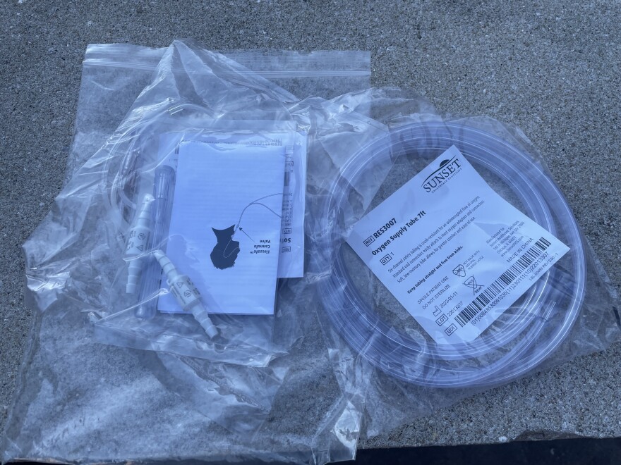Two cannula valves (left package).